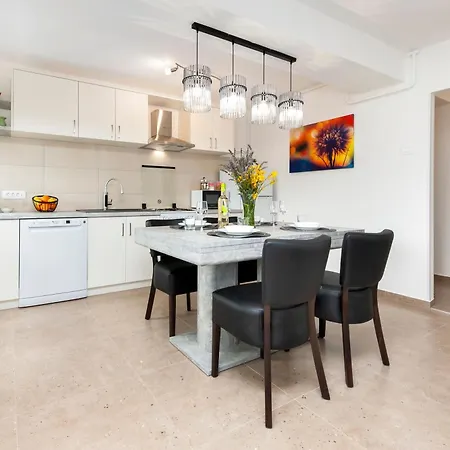 Arena Parkside Apartment